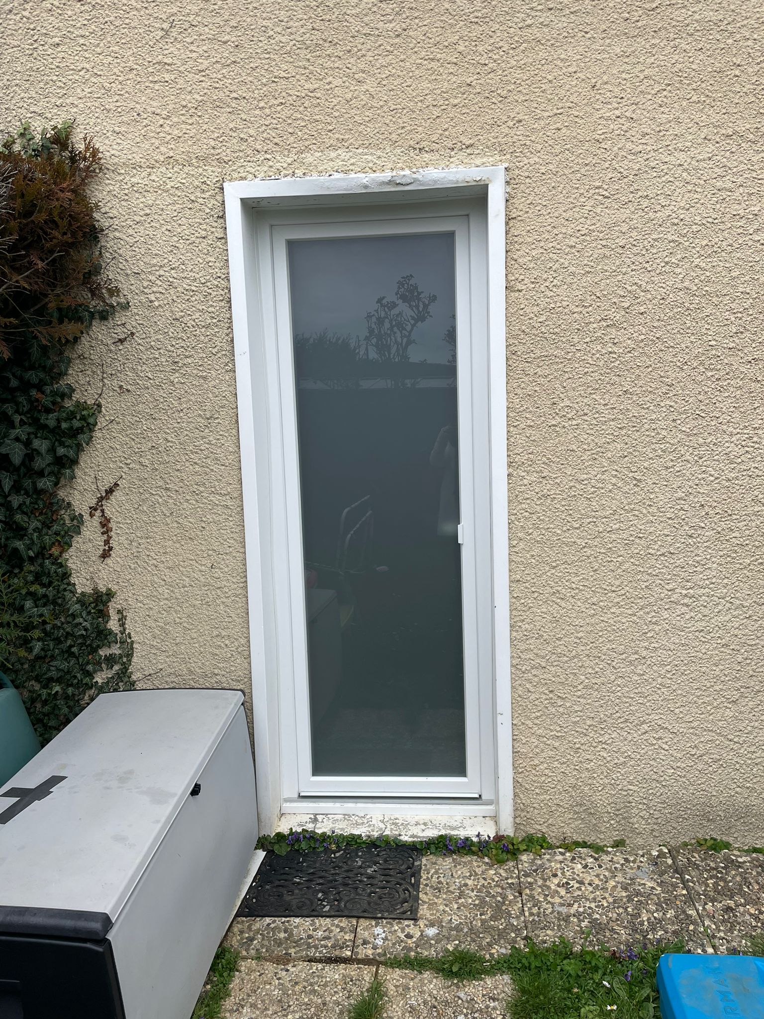 Pose d'une porte-fenêtre avec vitrage sablé en PVC blanc à Houdemont (54180), Métropole du Grand Nancy.