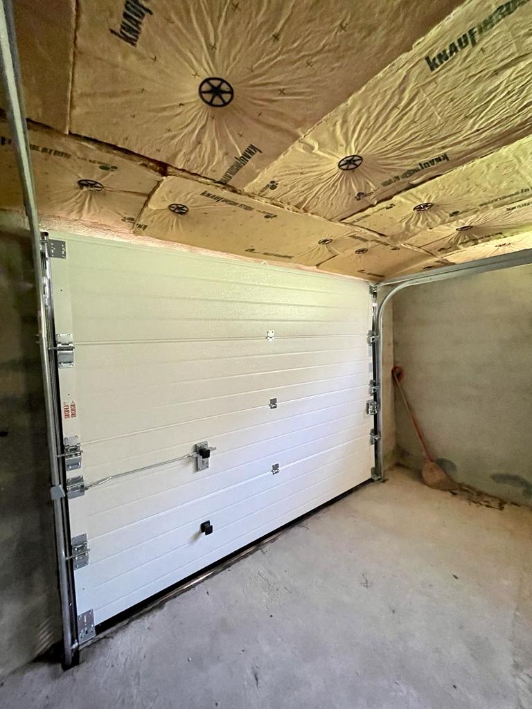 Porte de garage sectionnelle manuelle blanche (9016) avec finition Woodgrain à Sexey-les-Bois (54840)