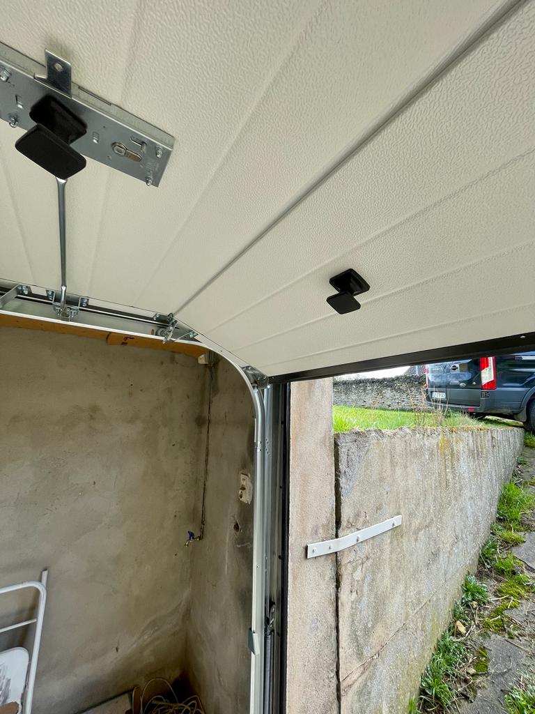 Porte de garage sectionnelle manuelle blanche (9016) avec finition Woodgrain à Sexey-les-Bois (54840)