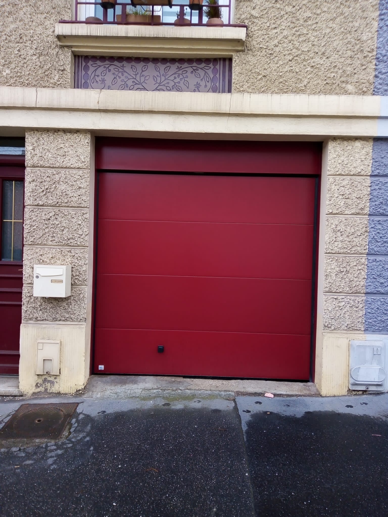 Porte de garage sectionnelle motorisée rouge RAL3004 avec faux linteau à 54000 NANCY