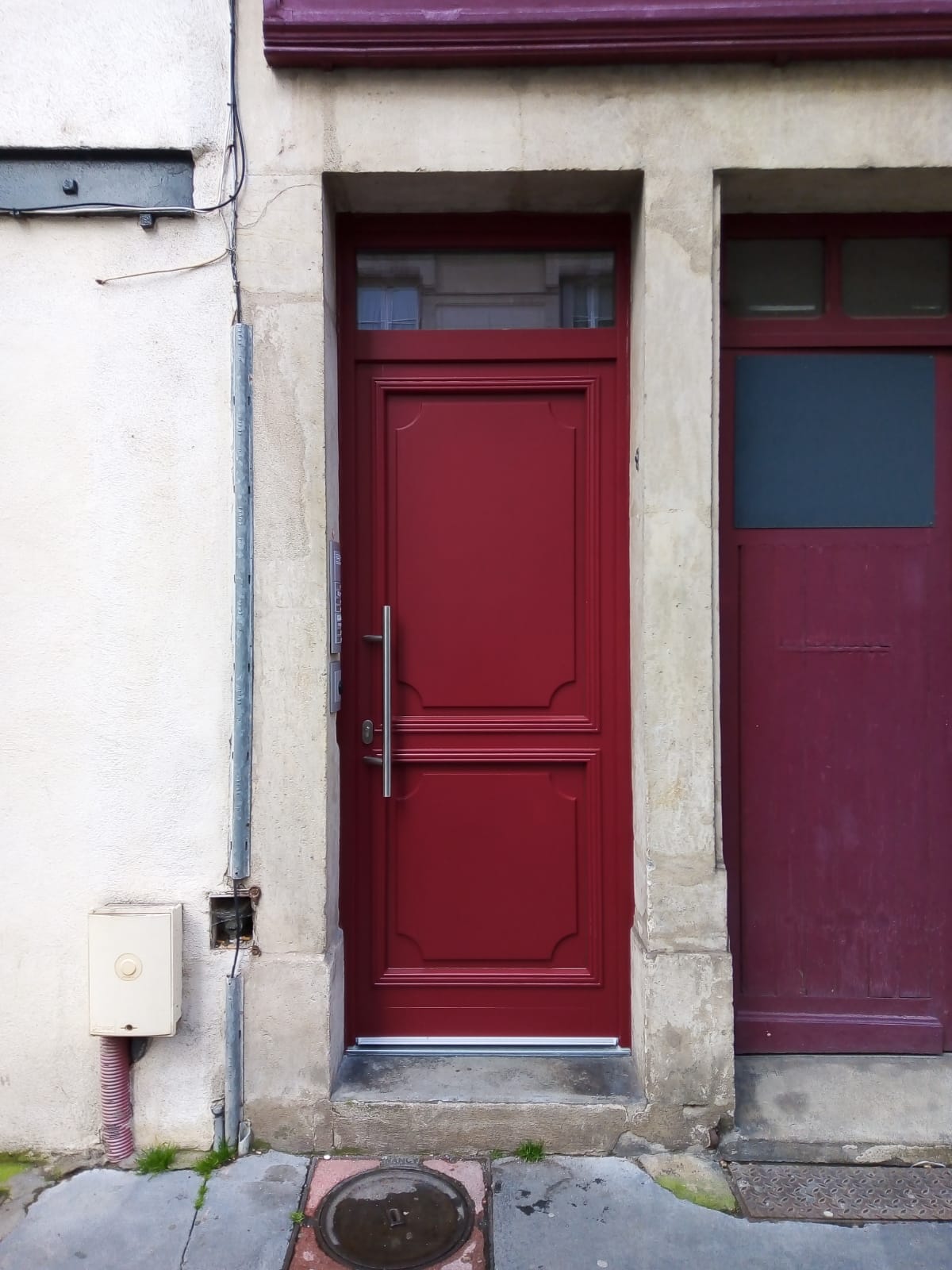 Porte d'entrée en bois coloris rouge (RAL3004) à Tomblaine (54510)