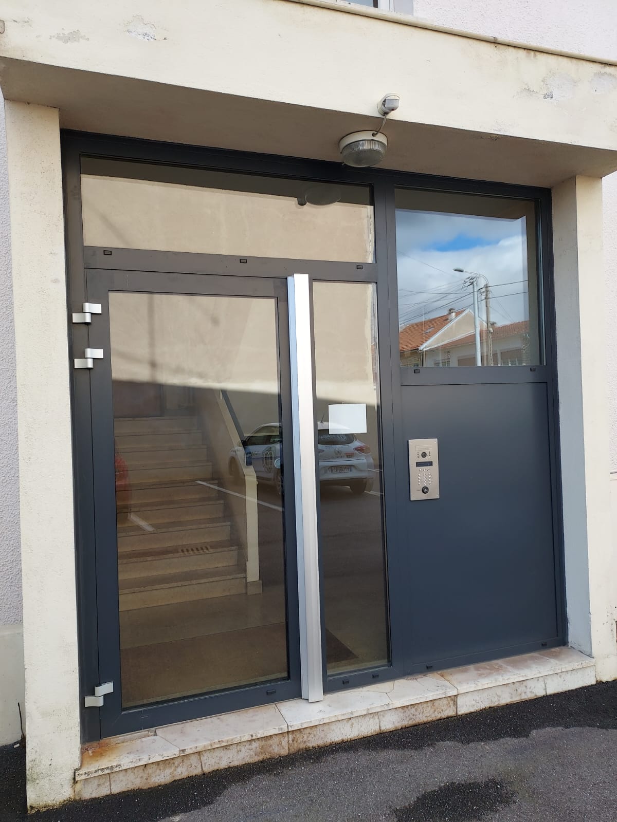Porte d'entrée aluminium avec poignée bandeau et ventouses électromagnétiques - Résidence à Villers-lès-Nancy (54600) - DOM'ETHIC