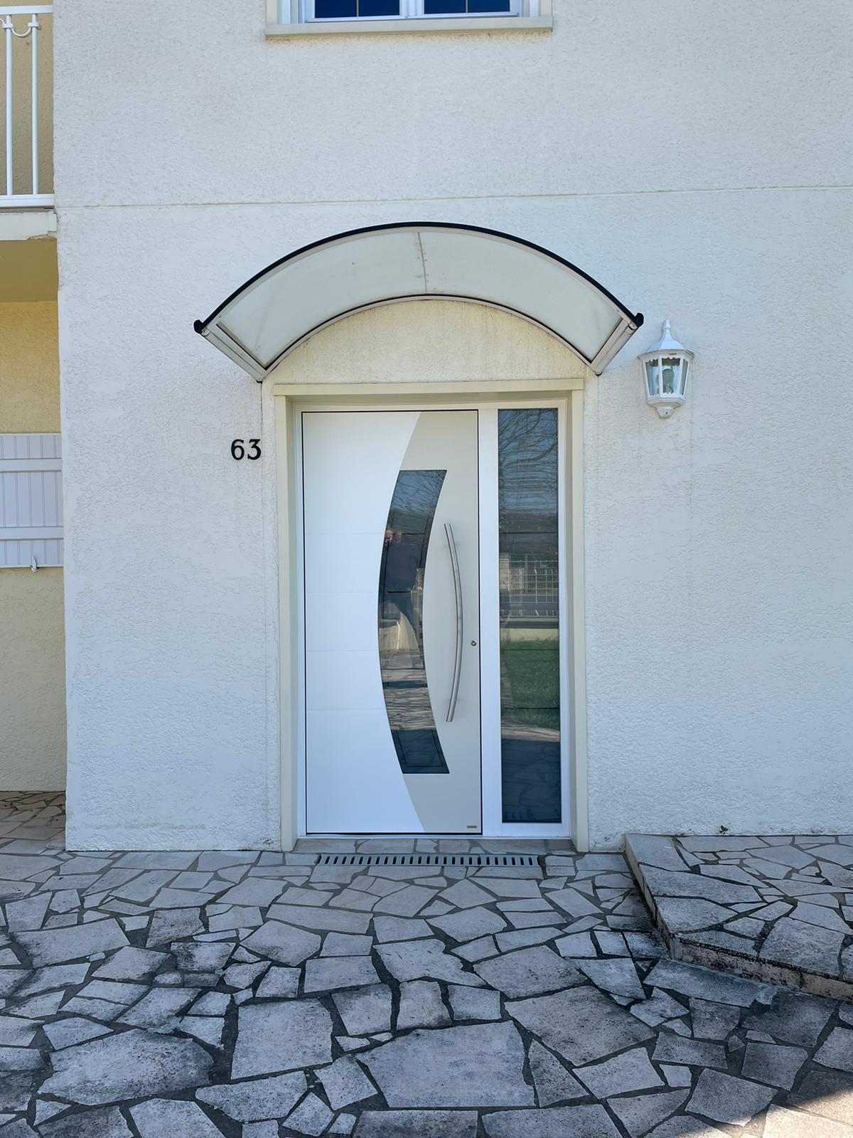 Pose de porte d'entrée PIRNAR en alu avec bi-coloration blanc crème à Pulligny (54160)