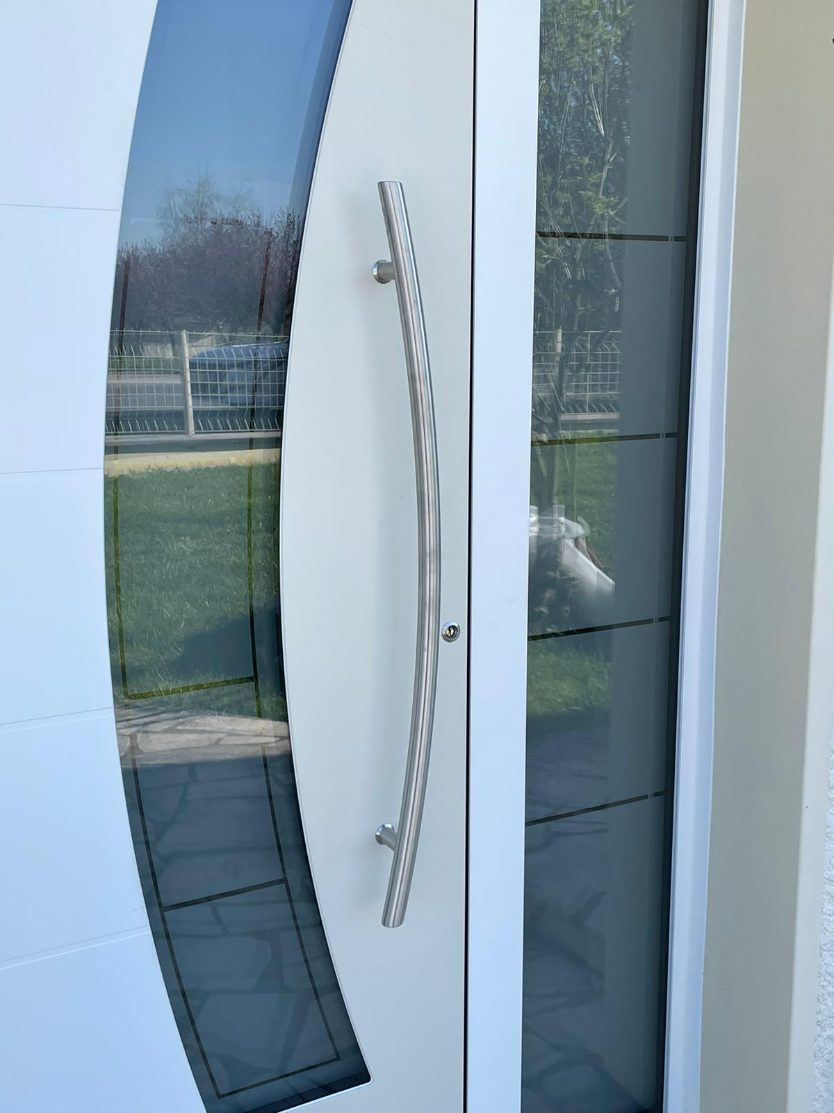 Pose de porte d'entrée PIRNAR en alu avec bi-coloration blanc crème à Pulligny (54160)